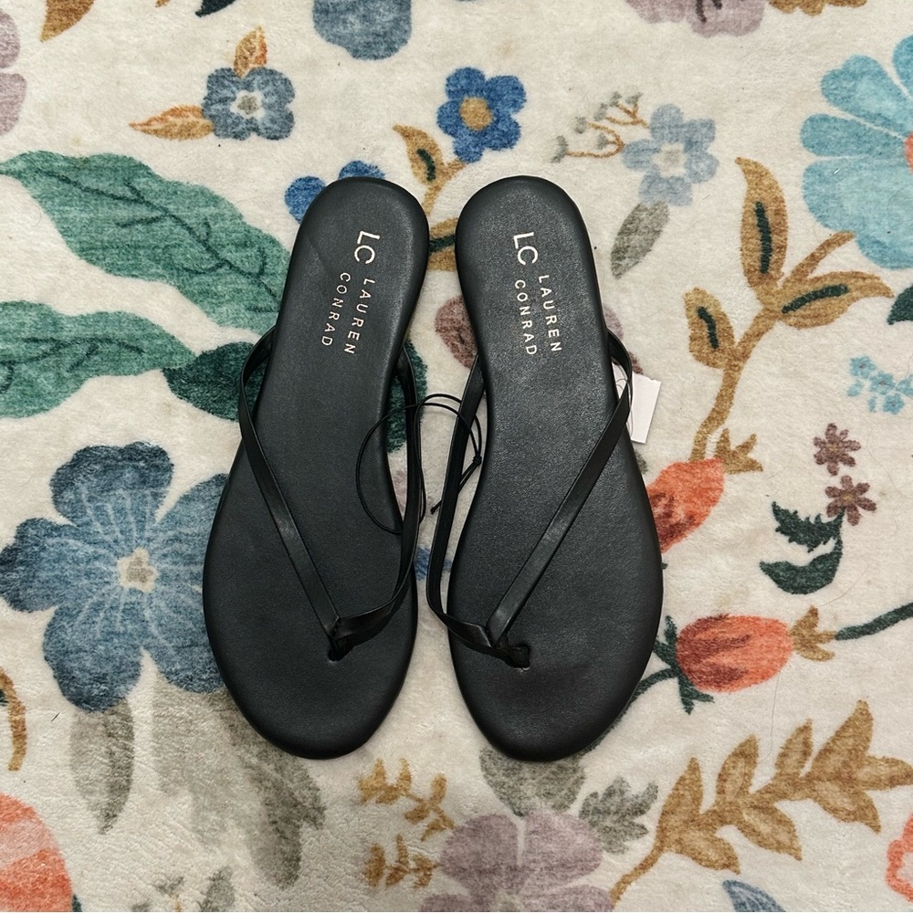 NWOT LC Lauren Conrad Black Flip-Flop Sandals